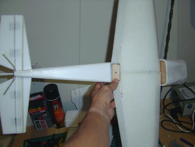 Parte inferior com reforços no estabilizador e sistema para prender a asa na fuselagem