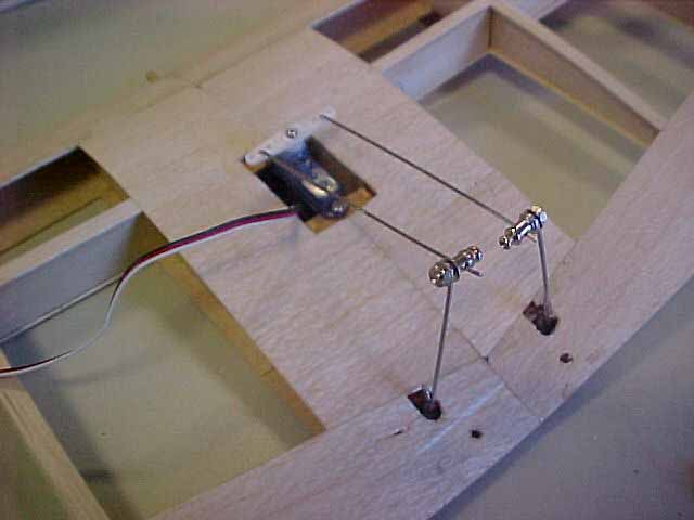 Instalação do servo e lincagem dos ailerons, optei pelos servos de 3,5 g.