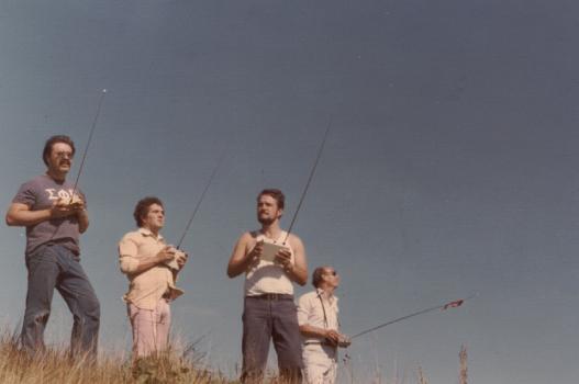 Eu o Cebola, Keneth e o Karl voando colina na Porta do Sol em 1978...