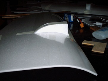 Visao lateral superior da asa com a base do motor e peças de apoio.