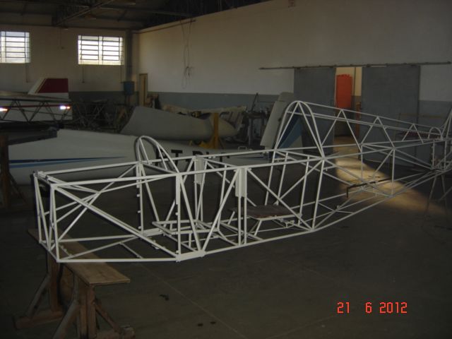 estrutura ainda suja no hangar do Albatroz