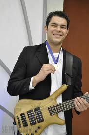 tocando baixo(mais sou guitarrista)