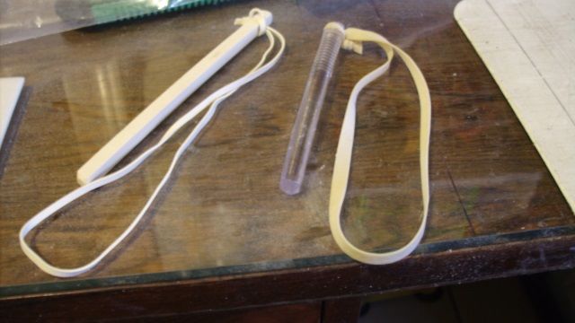 Catapulta feita de cabo de escova de dente e o elástico que o Álvaro me forneceu. No lado esquerdo o que vem com o kit.