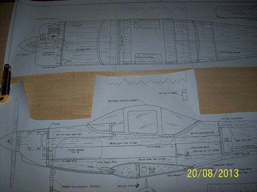 Recortando a planta da fuselagem para posteriormente passa-las para o compensado.