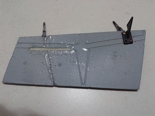 aileron direito foi colado e reforçado com vareta de fibra de vidro