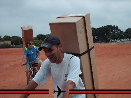 Chegando os pilotos de bicicletas. no Campão do UBS, Walter e João e suas inseparaveis mochilas de papelão ®