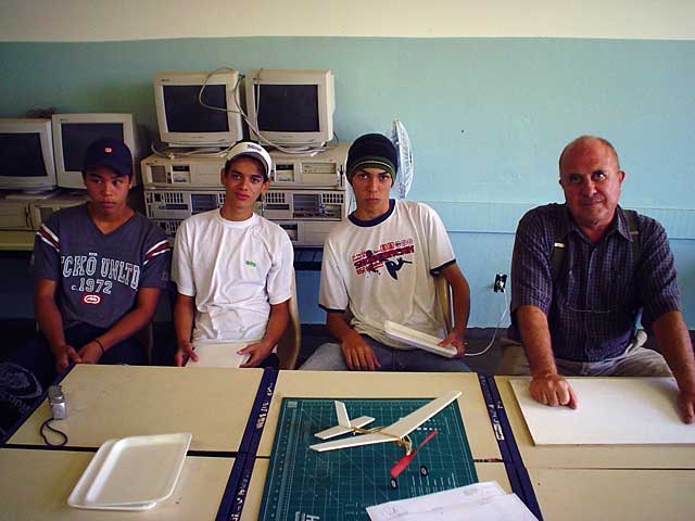 3 alunos + Sr. Estevão, organizador da iniciativa. Ele é piloto privado e aeromodelista.