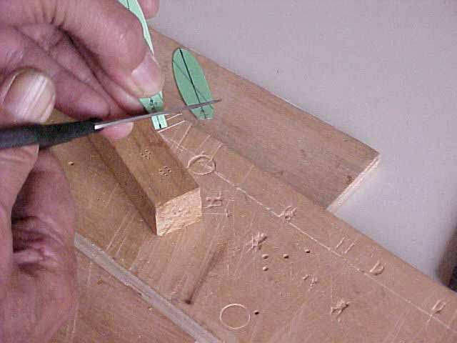 Faça 4 a 6 furos tangentes ao futuro pino com broca de 1 mm ou agulha e remova a parte que será substituída pelo cubo. Remova a etiqueta, se for o caso.