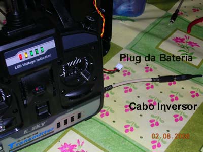 Radio ligado com A Fonte e o Plug Conversor de Polaridade e no detalhe o Plug da bateria desconectado