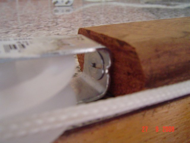 detalhe da fixação na madeira com parafuso.JPG