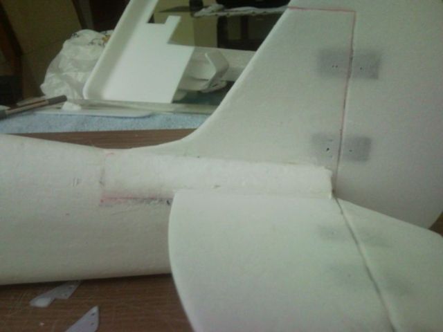 Detalhe do acabamento nos estabilizadores horizontes e verticais: Embutidos na fuselagem ficaram bem rígidos com depron 4 mm. Dobradiças de disketes, coladas com cola de isopor.