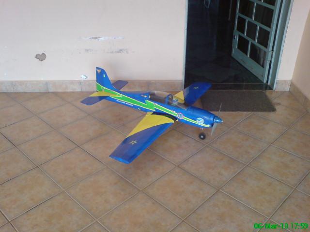 Minha primeira construção, um tucano de isopor p2 de 1,2m. To devendo um vídeo dele com o acabamento pronto