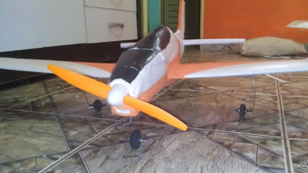 Aeromodelo pronto para voo, com spinner e rodas