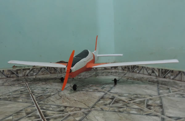 Aeromodelo pronto para voo, com spinner e rodas